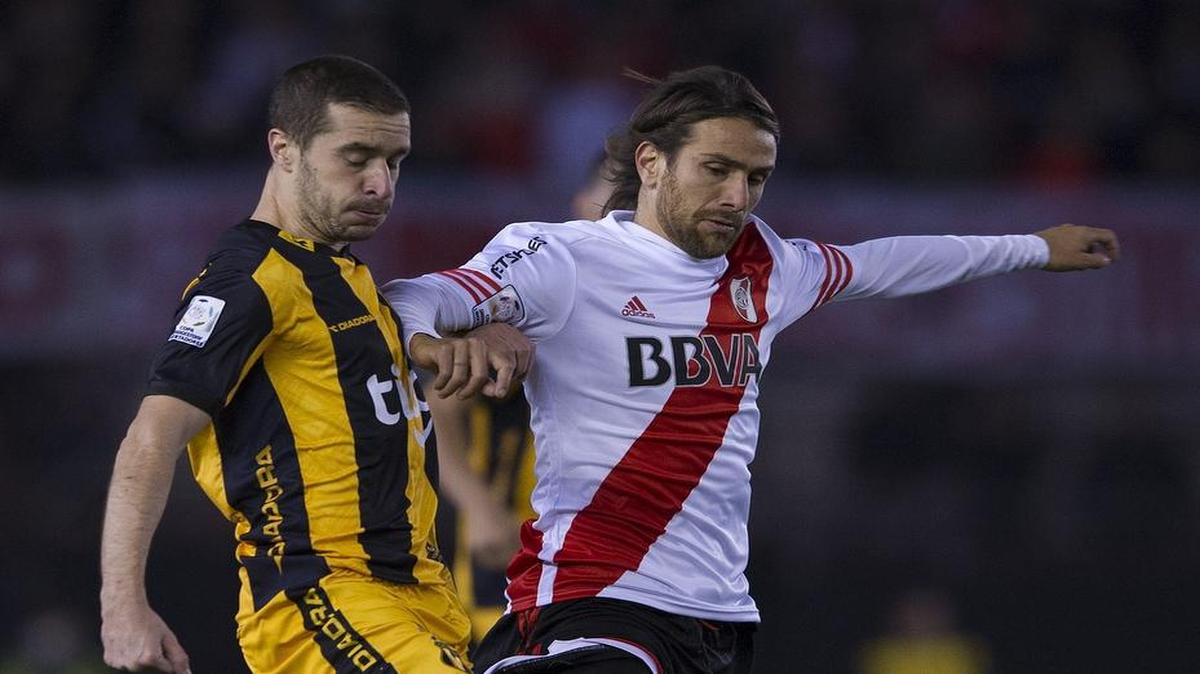 
El volante de River Plate de Argentina Leonardo Ponzio (der.) pugna por el balón con Marcelo Palau, del Guaraní de Paraguay.
