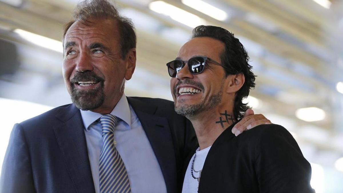 El embajador de El Clásico Jorge Pérez (izq.) y Marc Anthony cuando se hizo el anuncio el 3 de mayo del 2017 que el astro boricua animara el show de mediotiempo del choque Real Madrid vs. Barcelona el sábado 29 de julio en el Hard Rock Stadium en Miami.