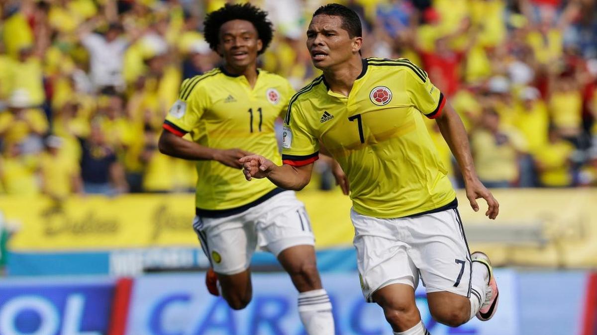Carlos Bacca (der.) celebra seguido por Juan Cuadrado luego de haber anotado un gol para Colombia en las eliminatorias contra Ecuador en Barranquilla, el martes 29 de marzo del 2016.
