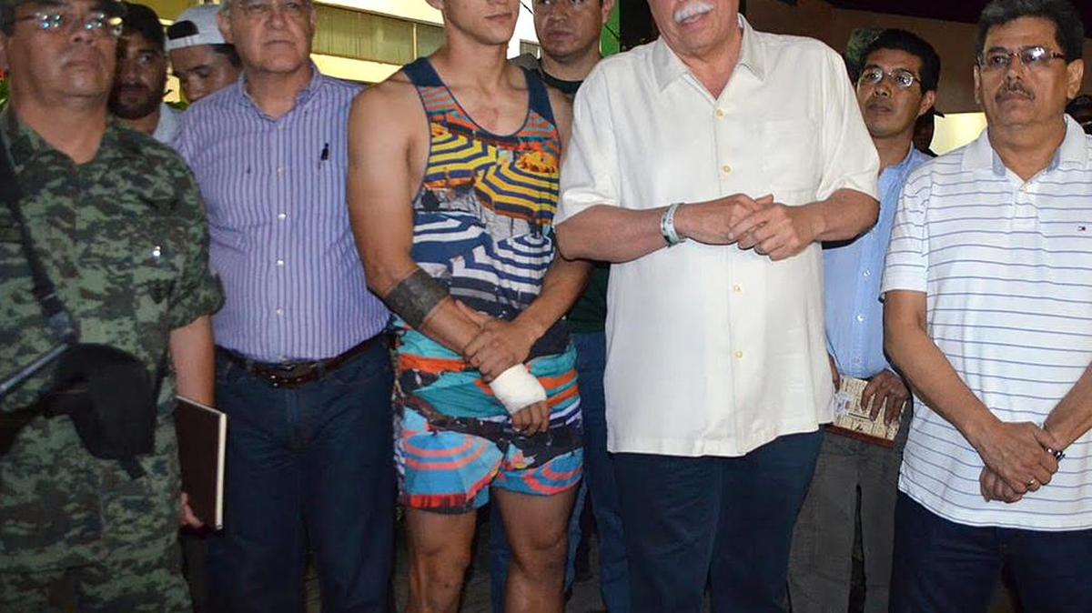 Fotografía cedida el lunes 30 de mayo de 2016, por la Gobernación de Tamaulipas de el gobernador de Tamaulipas, Egidio Torre Cantú, (2d) junto al futbolista Alan Pulido (3d) tras su rescate luego de haber sido secuestrado en Tamaulipas (México).