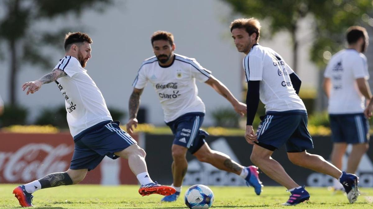 Lionel Messi (izq.) controla la pelota en un entrenamiento de la selección de Argentina, el 21 de marzo del 2017 en Buenos Aires.