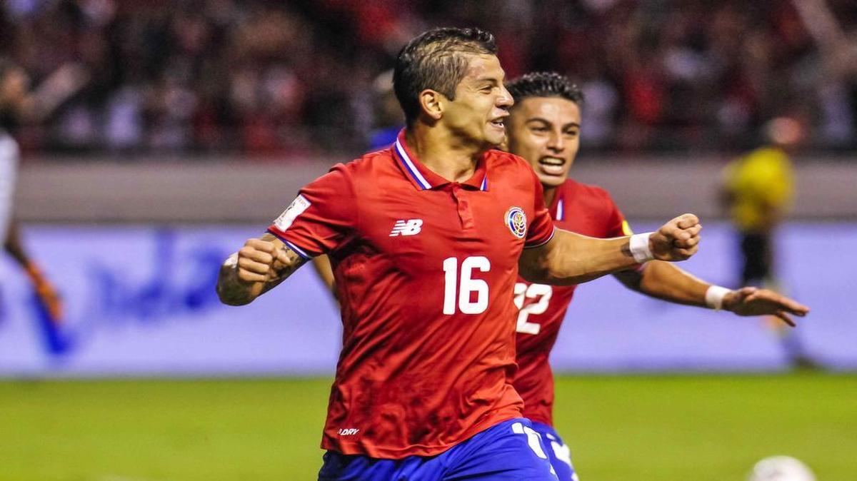El jugador de Costa Rica Cristian Gamboa (izq.) celebra con Ronald Matarrita el primer gol contra Haití el 13 de noviembre de 2015, durante un partido de las eliminatorias para el Mundial de Fútbol Rusia 2018, realizado en el Estadio Nacional en San José, Costa Rica. 