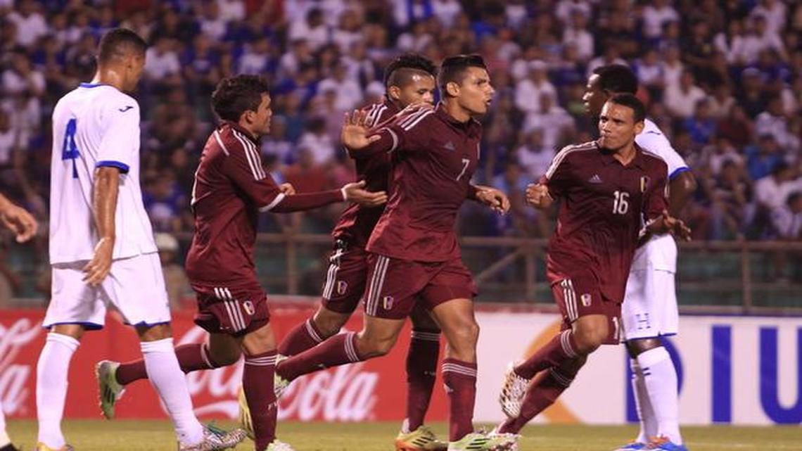 
Los venezolanos celebran tras un gol contra Honduras, el 4 de febrero del 2015, en San Pedro Sula.
