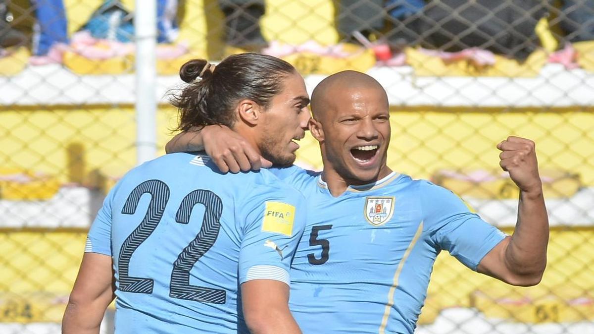 
El jugador de Uruguay Martin Cáceres (i) celebra un gol con Álvaro Pereira, de Uruguay, ante Bolivia hoy, jueves 8 de octubre de 2015, durante el partido por las eliminatorias sudamericanas del Mundial Rusia 2018, que se disputa en el estadio Hernando Siles de La Paz.
