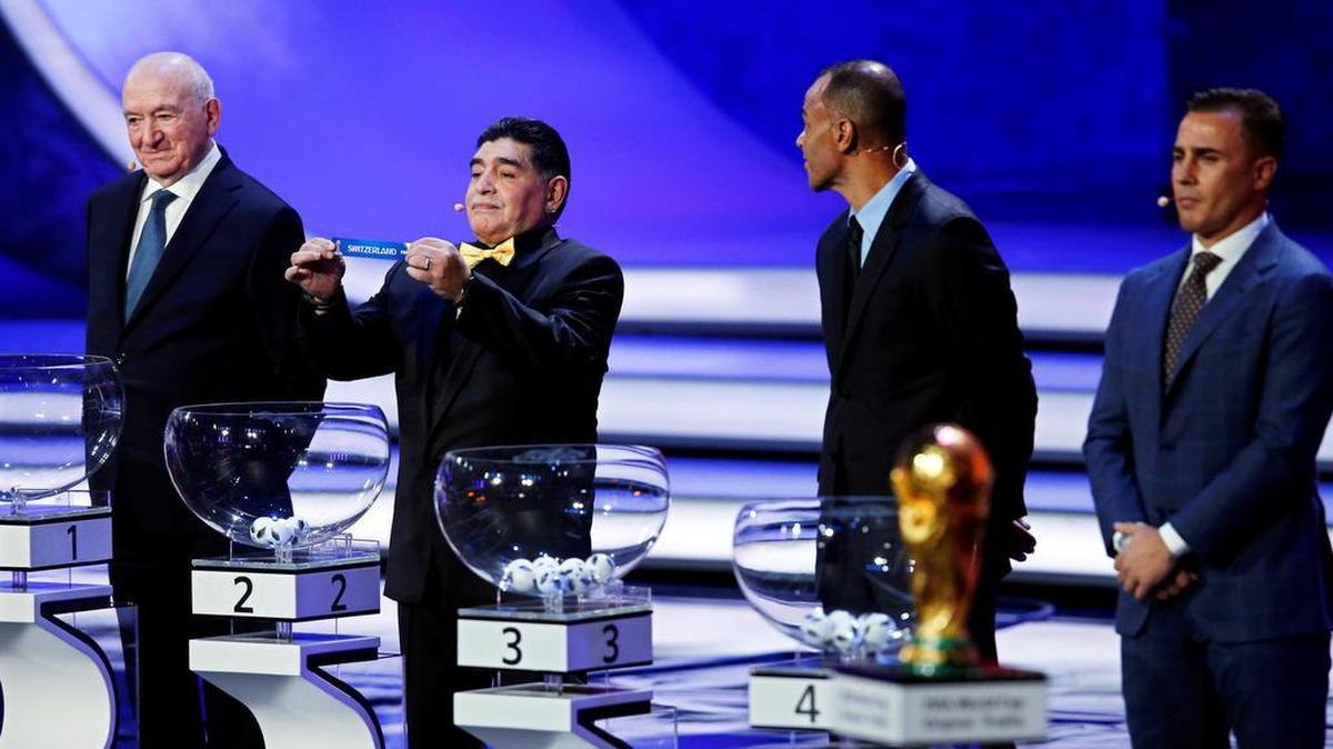 Los exfutbolistas y asistentes Nikita Simonyan (izda), Diego Maradona (2i), Cafú (2d), y Fabio Cannavaro, participan en el sorteo del Mundial de Rusia 2018 que se celebró en el Palacio del Kremlin de Moscú, Rusia, el 1 de diciembre del 2017.