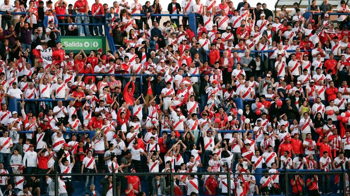 Los aficionados peruanos elevan su aliento en el partido de Perú contra Argentina por las eliminatorias al Mundial de Rusia 2018 en la Bombonera, en Buenos Aires, Argentina, el jueves 5 de octubre del 2017.
