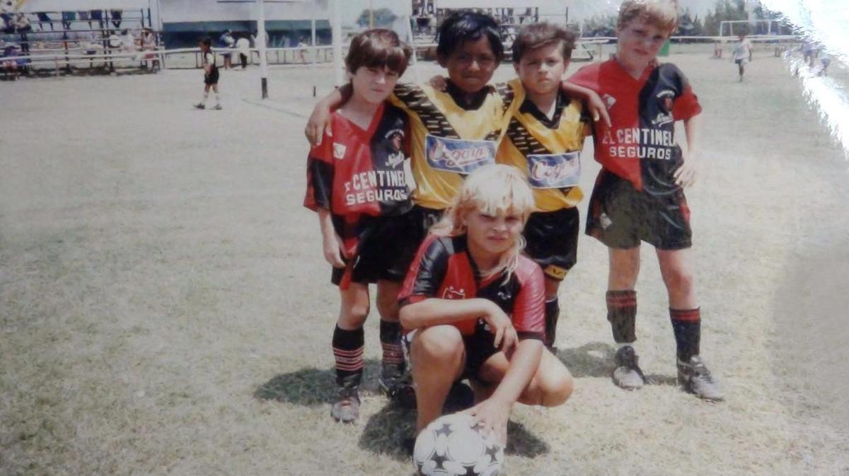 Reproducción de una fotografía donde aparece Lionel Messi (izq), a los nueve años de edad cuando participaba en la Copa Amistad, en el Callao (Perú) en 1997.