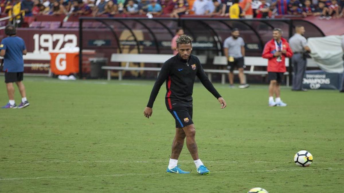 El delantero brasileño del FC Barcelona Neymar participa en un entrenamiento en el FedEx Field en Landover, Maryland, a las afueras de Washington, el 25 de julio de 2017.