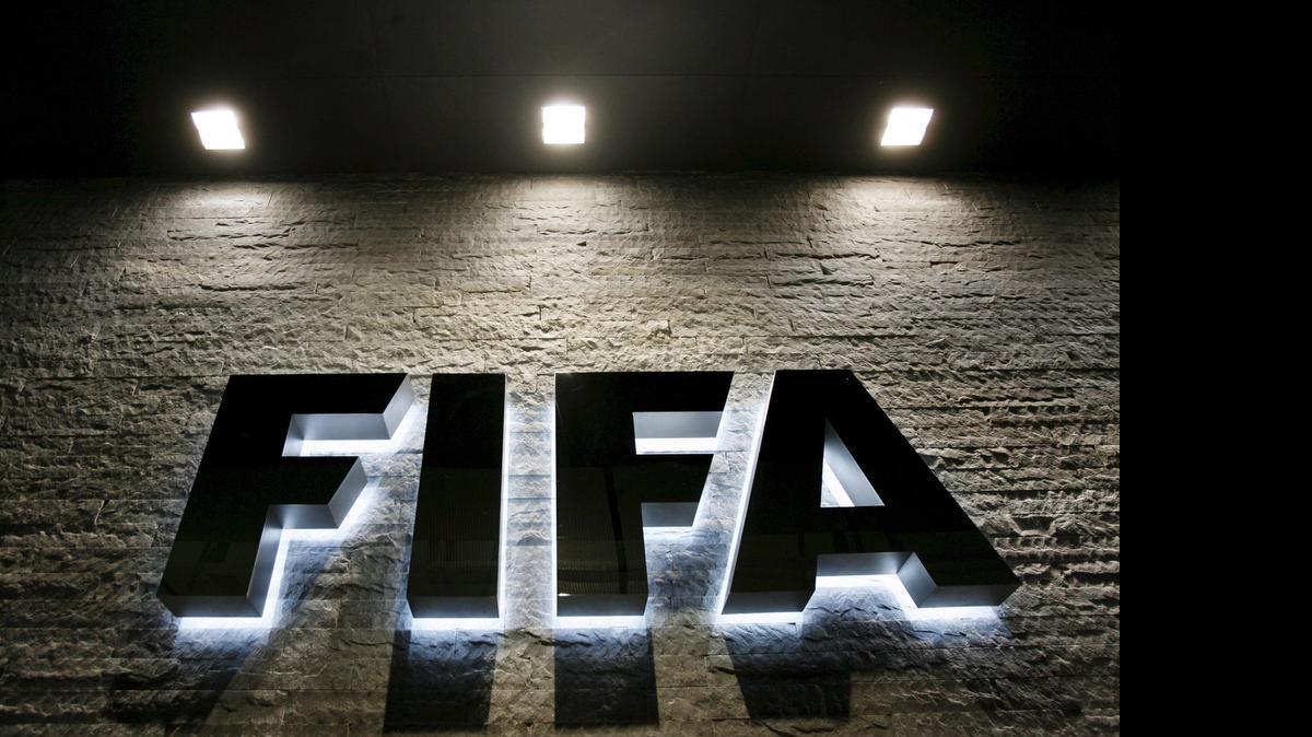 
 Fotografía de archivo tomada el 29 de octubre de 2007 que muestra la sede de la FIFA en Zúrich iluminada por la noche. 
