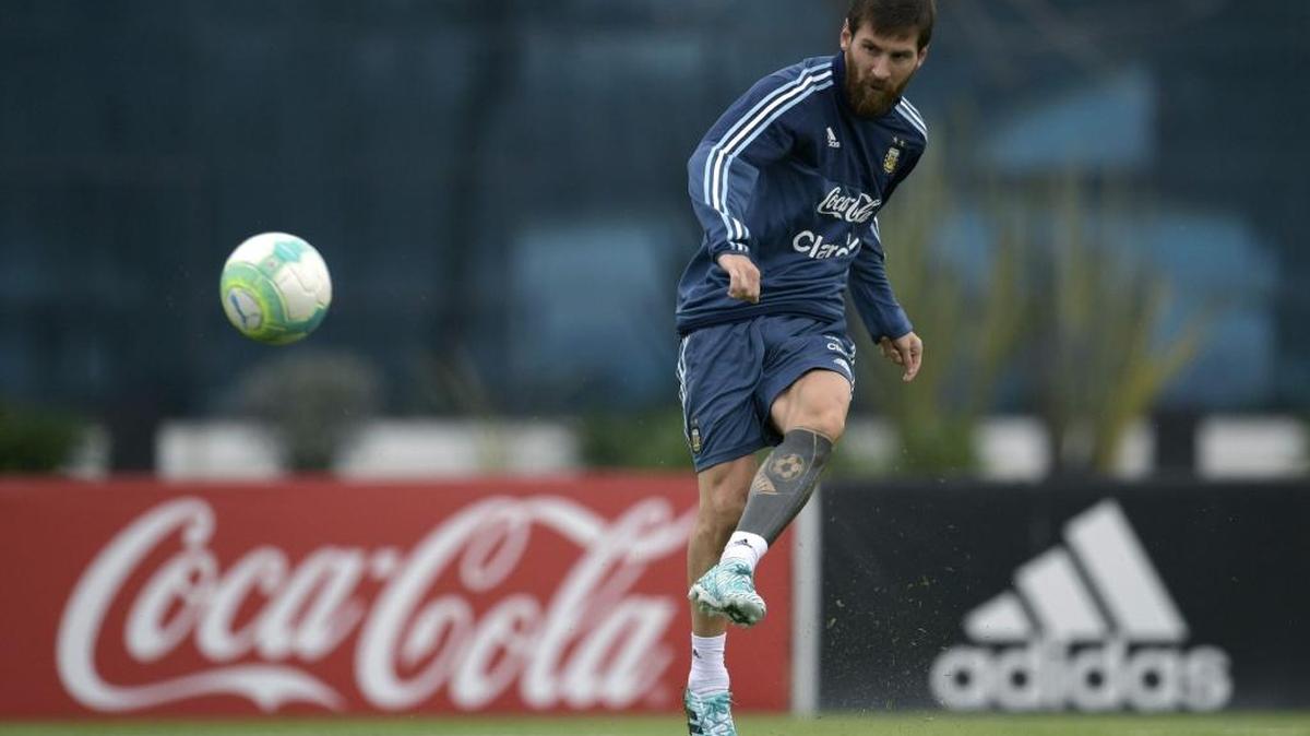 El capitán de Argentina Lionel Messi se entrena con vistas al partido de este jueves en Montevideo ante Uruguay, por las eliminatorias sudamericanas al Mundial de Rusia 2018.