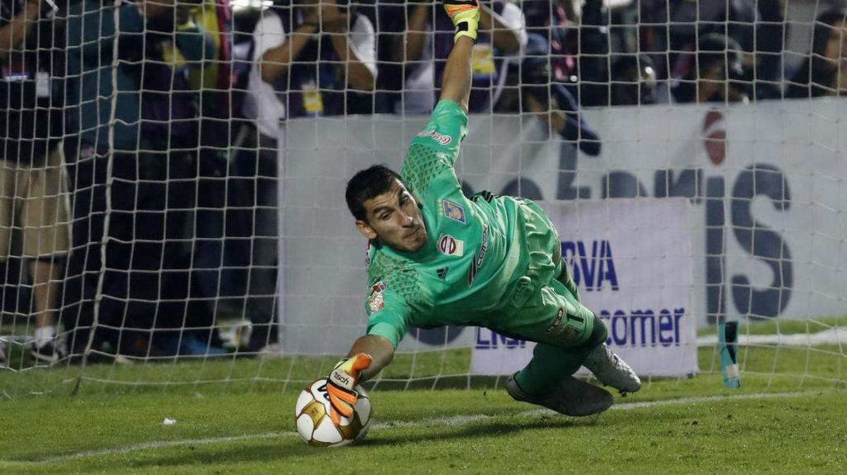 El portero argentino de Tigres, Nahuel Guzmán, detiene un penalty ante el América, en la final del Torneo de Apertura 2016 el domingo en Monterrey, México.