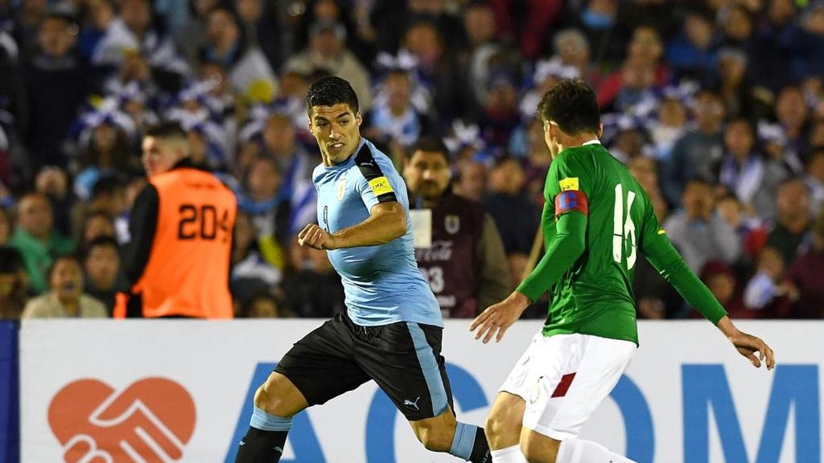 El uruguayo Luis Suárez enfrenta a Ronald Raldes, de Bolivia, en un partido de las eliminatorias mundialistas, el 10 de octubre del 2017, en Montevideo.
