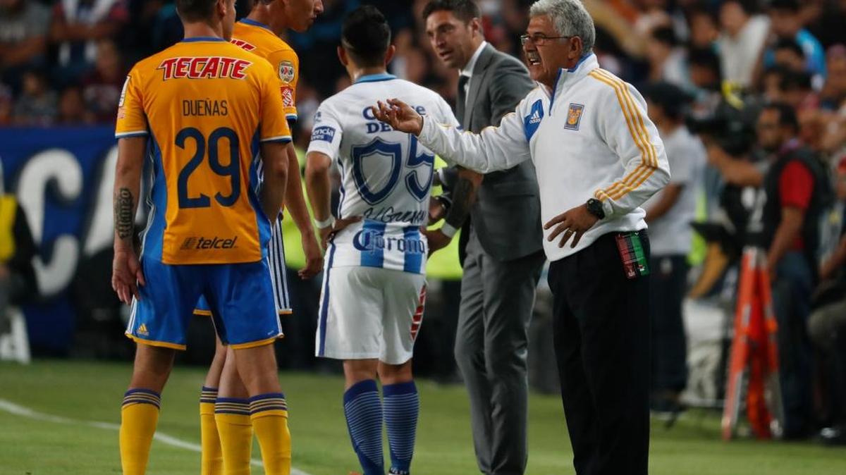 El entrenador de los Tigres Ricardo Ferretti (der.) imparte instrucciones a sus jugadores en el partido contra el Pachuca, el 26 de abril del 2017.