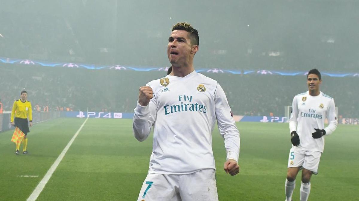 Cristiano Ronaldo celebra el primer gol del Real Madrid que derrotó 2-1 al Paris Saint-Germain, en el partido de vuelta de los octavos de final de la Liga de Campeones, celebrado el 6 de marzo de 2018 en el Parque de los Príncipes de París.