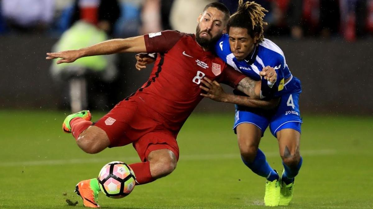 Clint Dempsey (8) dispara para anotar uno de los goles de Estados Unidos pese a la marcación de Henry Figueroa (4), de Honduras en el partido por las eliminatorias al Mundial de Rusia 2018 en el Avaya Stadium, el 24 de marzo del 2017 en San José, California.
