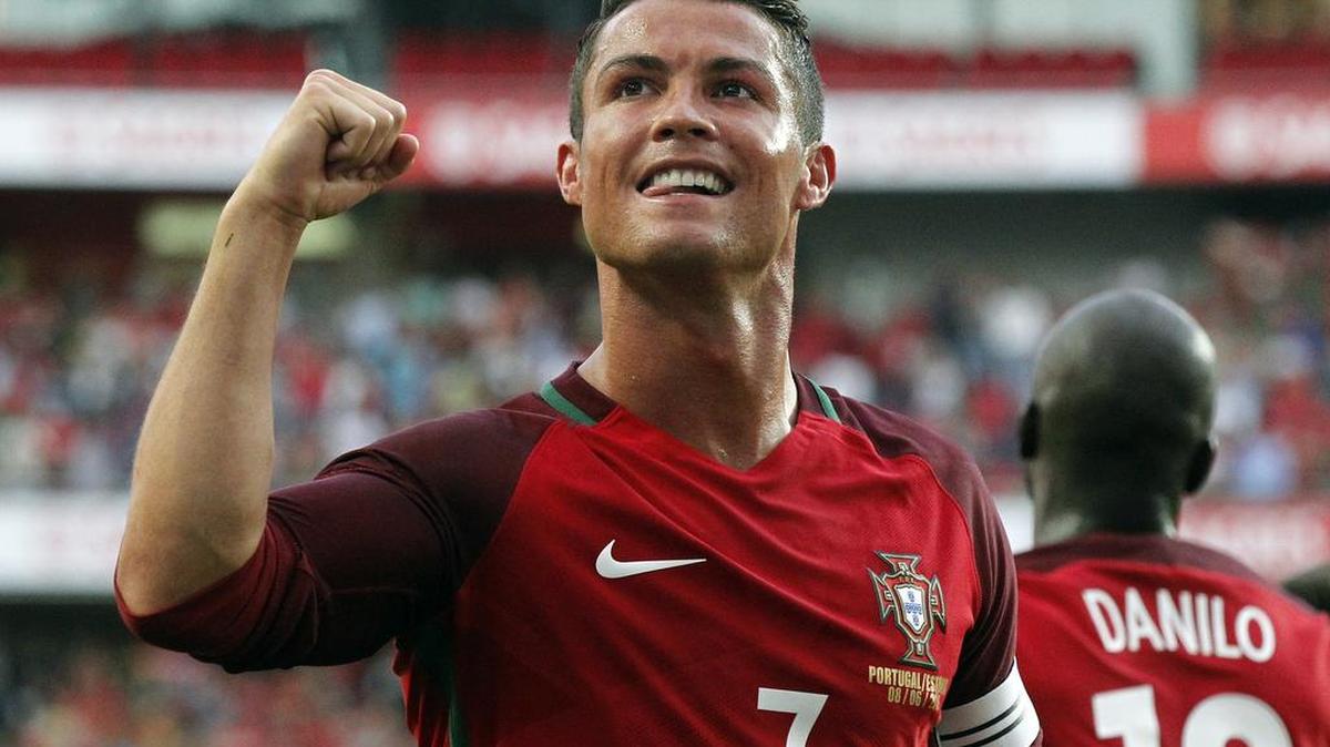 El capitán de Portugal Cristiano Ronaldo celebra después de anotar contra Estonia en el amistoso del 8 de junio en Lisboa.