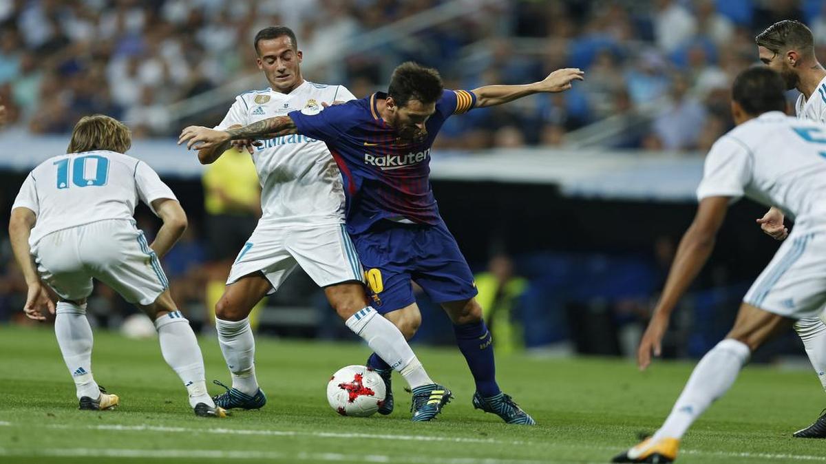 Lionel Messi, del Barcelona, pugna por el balón con Lucas Vázquez, del Real Madrid, el 16 de agosto en el Santiago Bernabéu por la Supercopa de España.