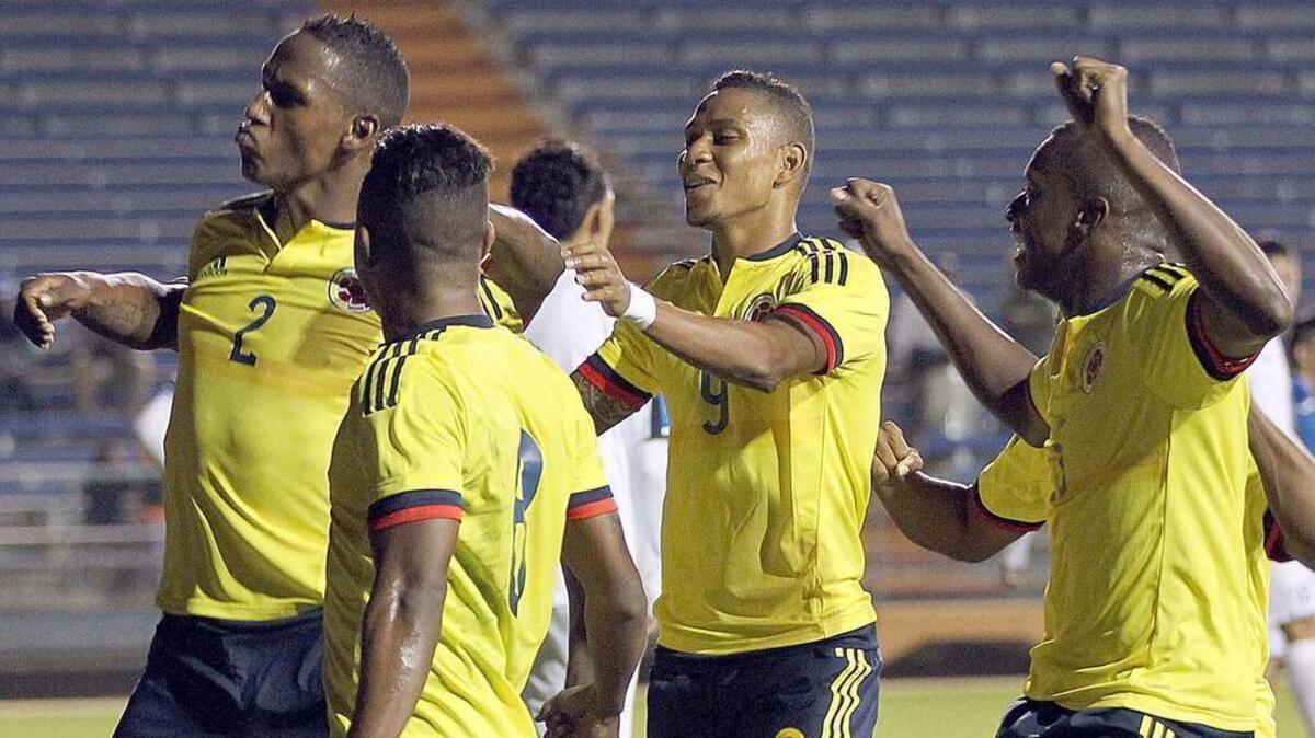 Jugadores colombianos celebran un gol anotado por Yerry Mina (# 2), en un patido amistoso contra Honduras, celebrado el 27 de febrero de 2016 en el Lockhart Stadium en Fort Lauderdale, Florida.