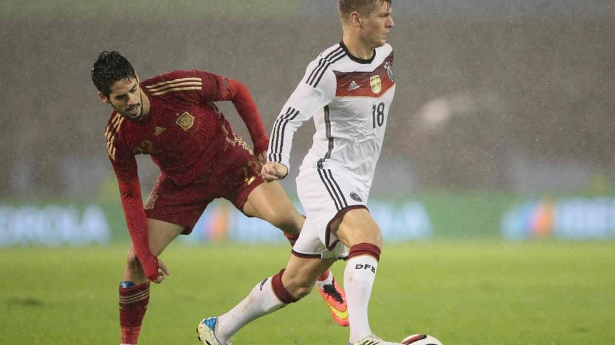 Isco Alarcón, con la camiseta de España, marca a Toni Kroos (der.), de Alemania, en un amistoso el 18 de noviembre del 2014.
