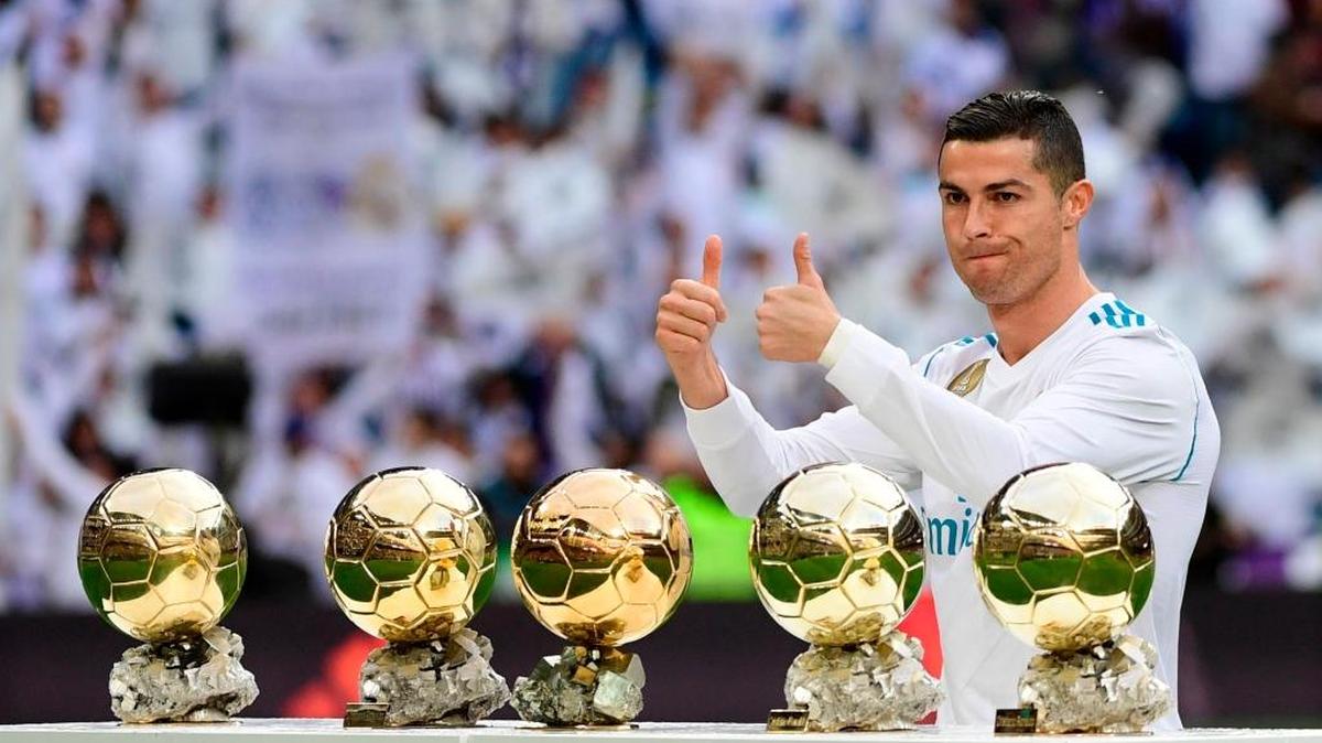 Cristiano Ronaldo posa con sus cinco Balones de Oro con la camiseta del Real Madrid, el 9 de diciembre ante el Sevilla en el Santiago Bernabéu.