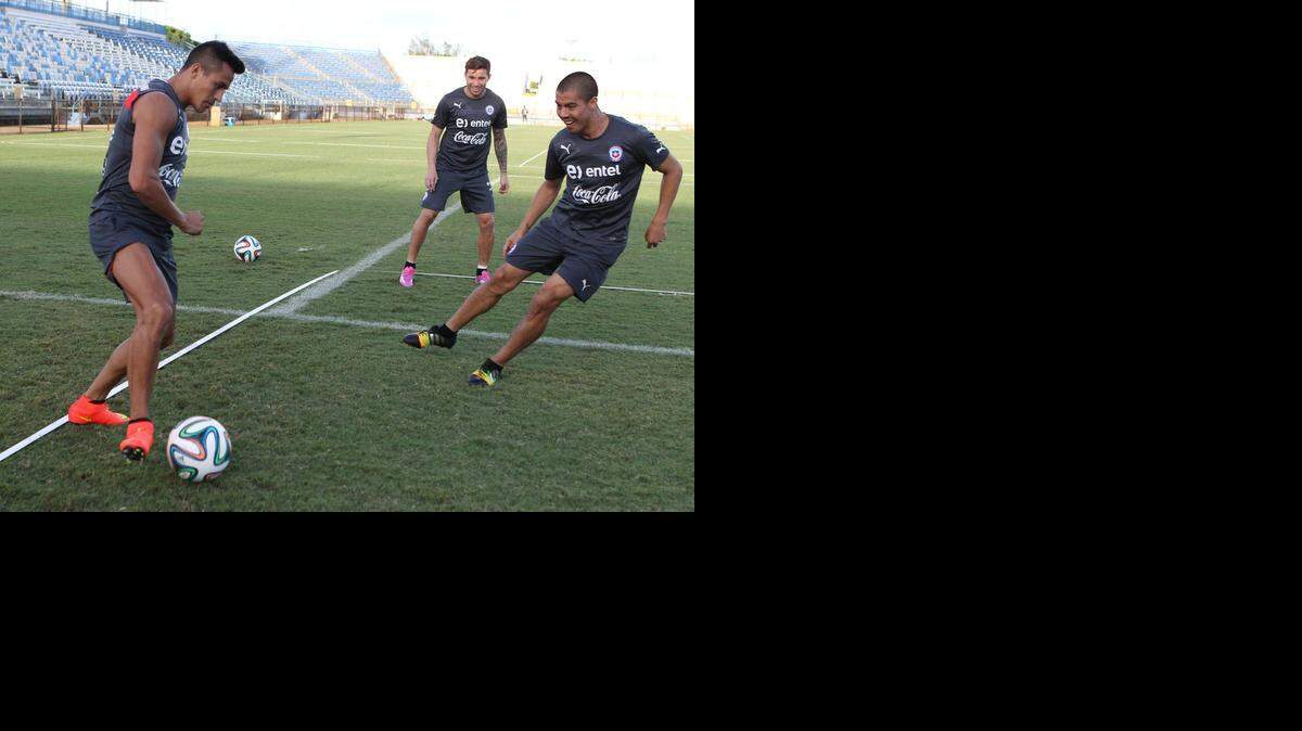
El jugador de la selección de Chile Alexis Sánchez (izq.) durante la práctica el miércoles en el Lockhart Stadium en Fort Lauderdale.
