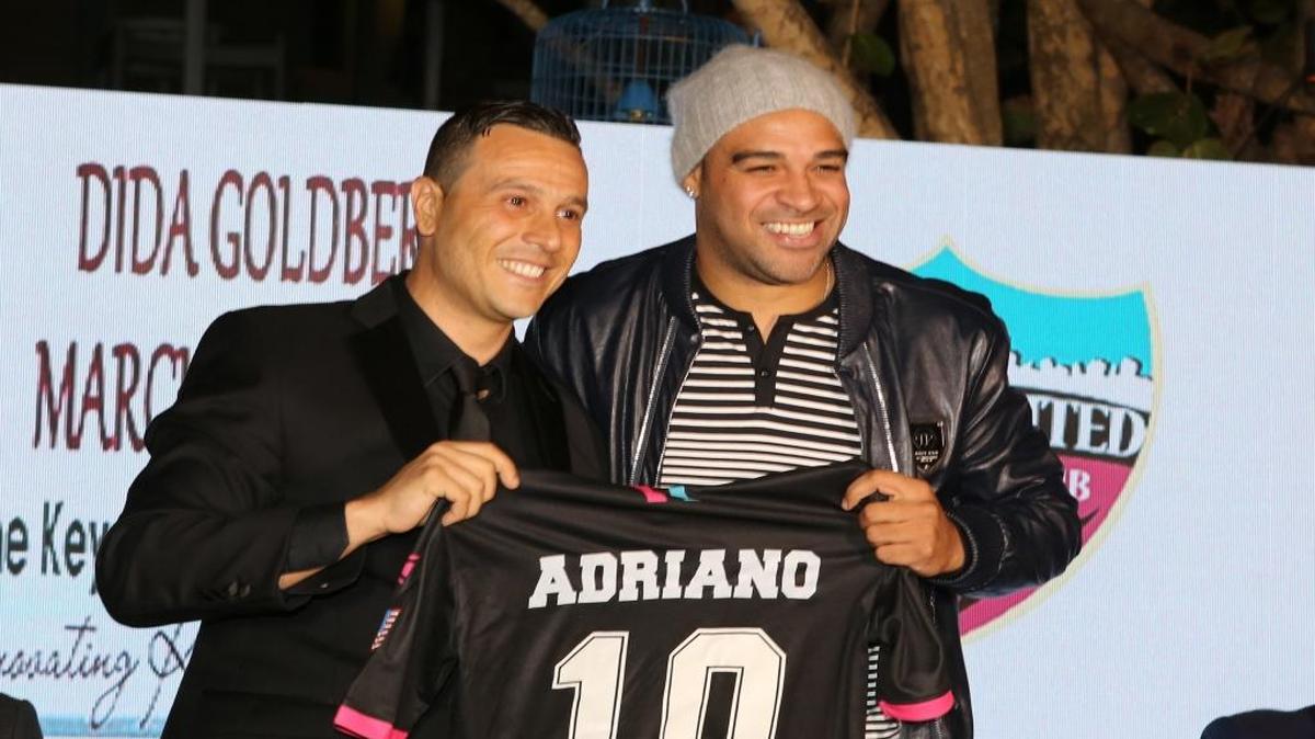 El dueño del Miami United FC Roberto Sacca (izq.) presenta la camiseta del nuevo integrante del equipo, el brasileño Adriano, en una vibrante conferencia de prensa efectuada la noche del jueves en el W Hotel de Miami Beach.