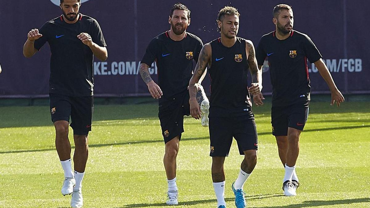 Neymar Jr se entrena junto a los jugadores del Barça Luis Suárez (izq.), Leo Messi (2do izq.), y Jordi Alba (der. ) este miércoles en Barcelona.