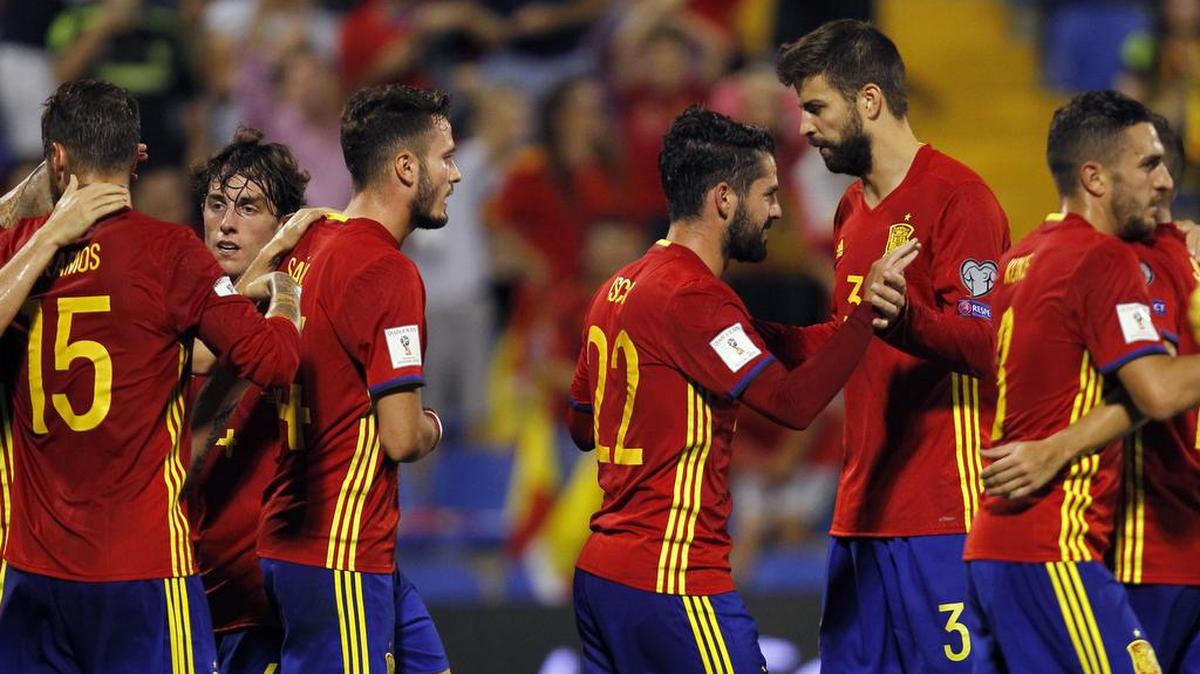 Los jugadores de la selección española felicitan a Isco tras anotar un gol contra Albania el 6 de octubre.