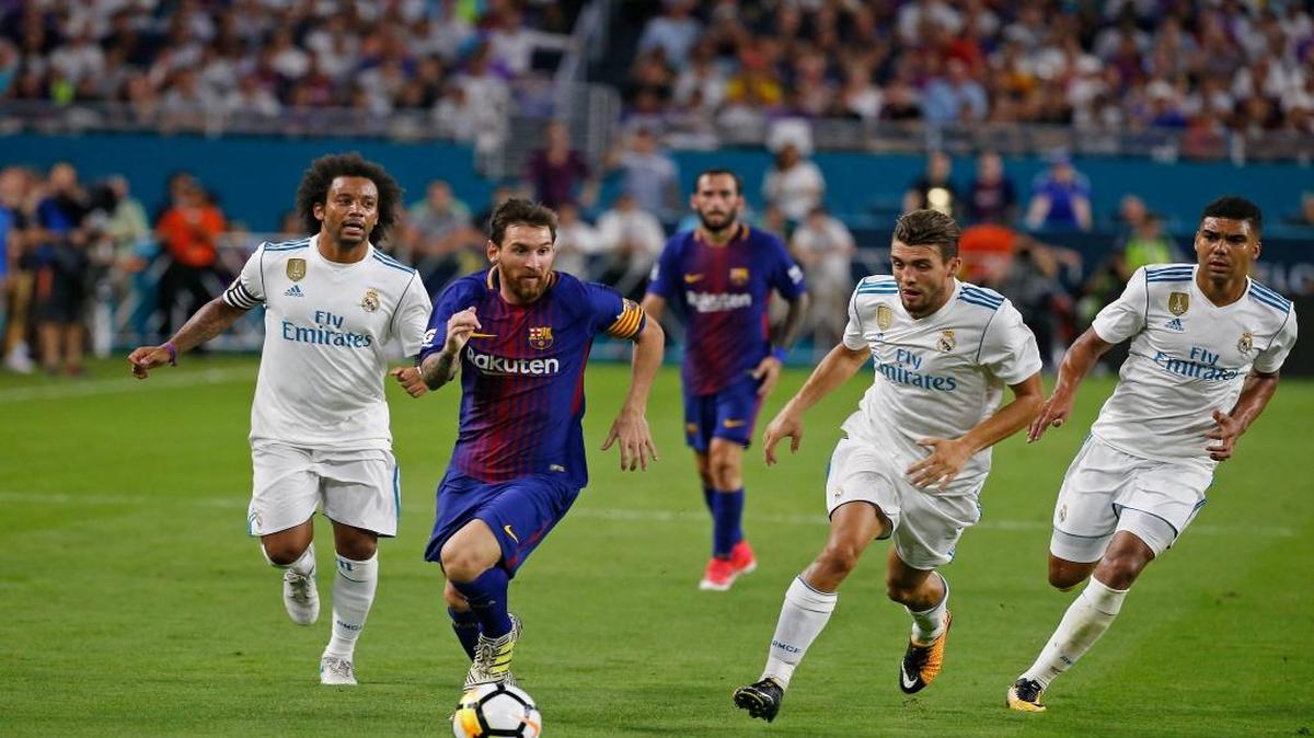 Lionel Messi, del Barcelona, se escapa seguido por Marcelo, Mateo Kovacic y Casemiro en la International Champions Cup, la noche del sábado 29 de julio del 2017 en el Hard Rock Stadium, en Miami. 