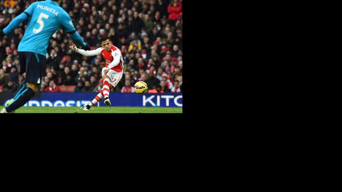 
El jugador chileno del Arsenal, Alexis Sánchez, dispara desde un tiro libre durante el partido de su equipo ante el Stoke City, el 11 de enero de 2015.
