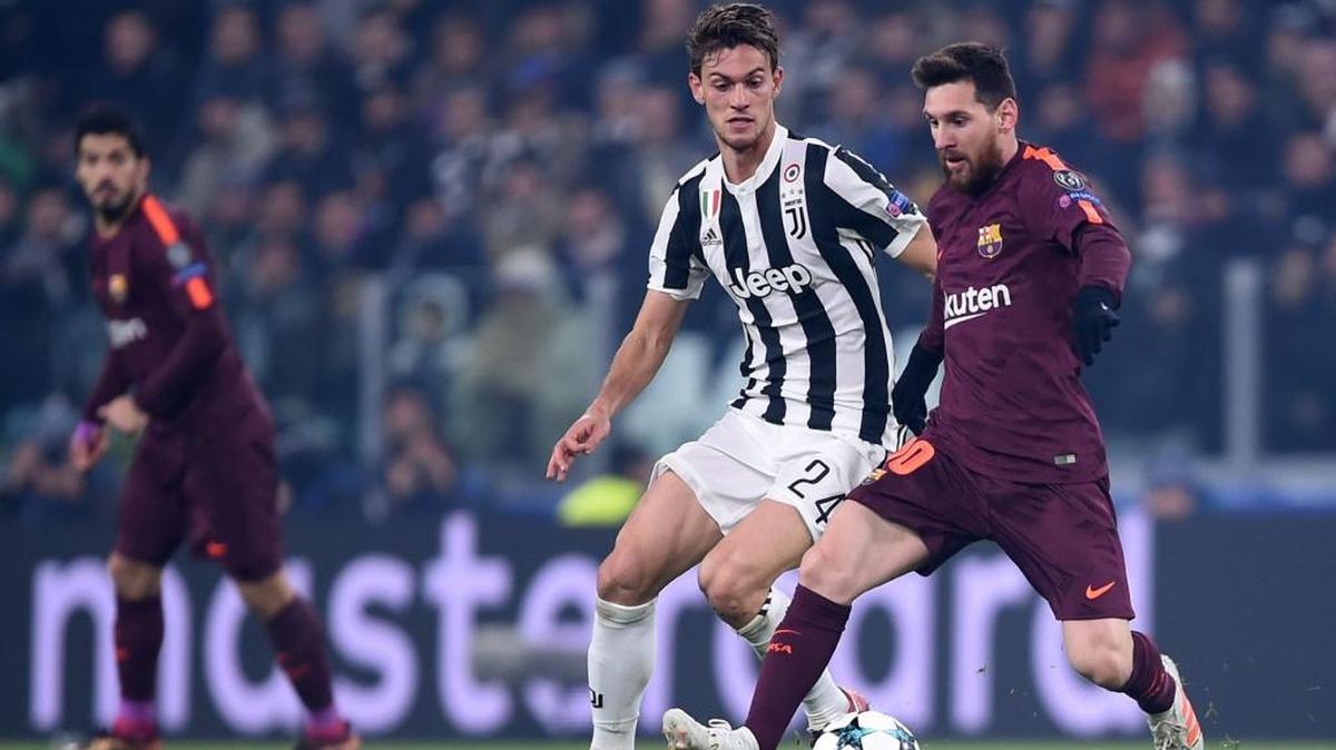 Lionel Messi (der.) conduce la pelota por Barcelona ante la marca de Daniele Rugani, de Juventus, en el partido de Liga de Campeones celebrado el 22 de noviembre del 2017 en Turín, Italia.