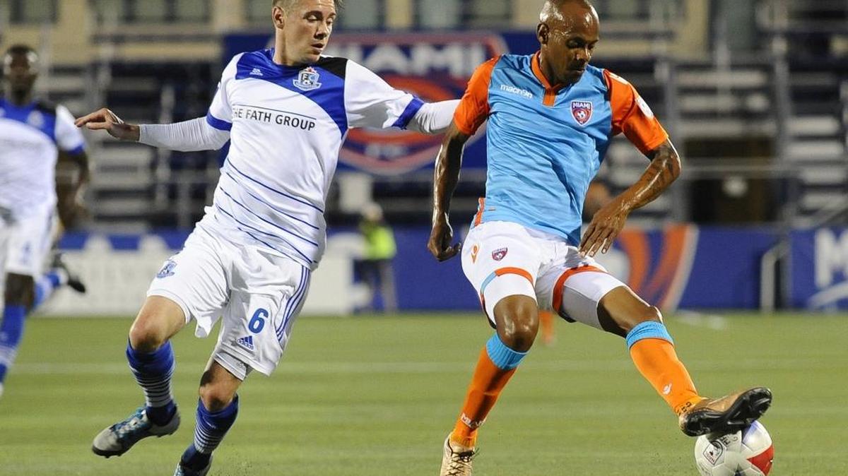 Ariel Martínez (der.) controla el balón contra Nik Ledgerwood (6), del Edmonton, en mayo del 2016.