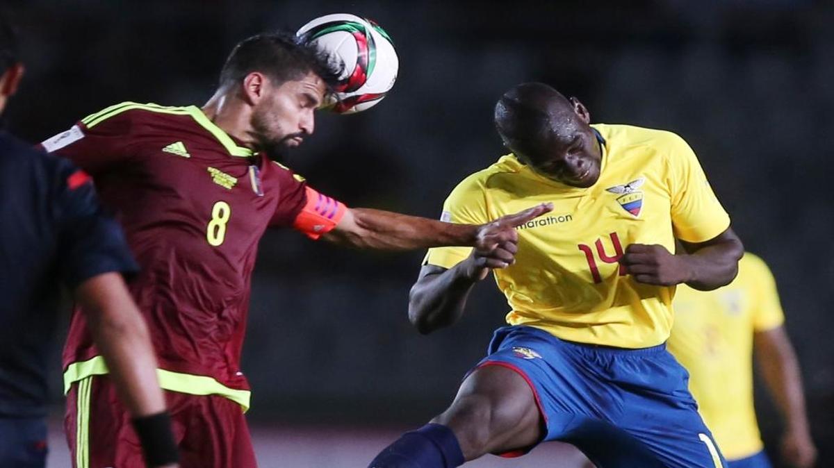 Tomas Rincón (8), de Venezuela, y Segundo Castillo, de Ecuador, por la clasificación a Rusia 2018, en noviembre del 2015. Ambos equipos chocarán en el sur de la Florida.