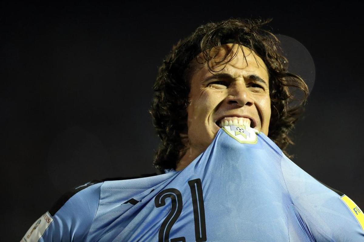 Edinson Cavani de Uruguay celebra el gol ante Bolivia el martes 10 de octubre de 2017, en la última fecha de eliminatorias mundialistas de Rusia 2018 en el estadio Centenario de Montevideo (Uruguay).