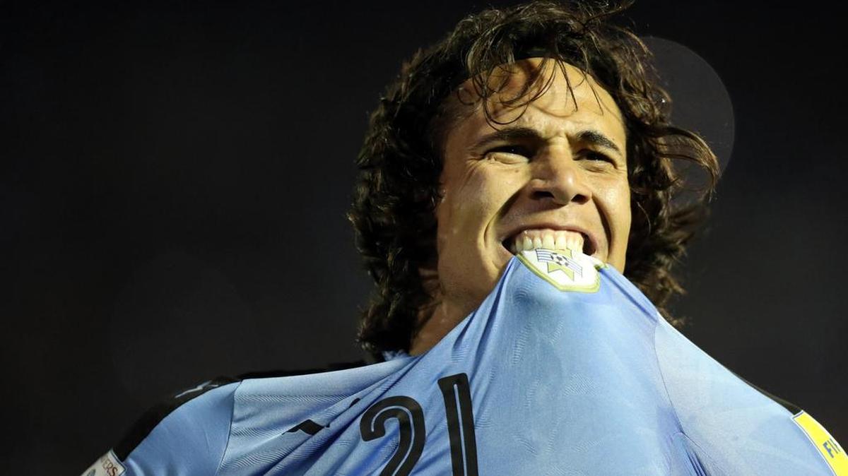 Edinson Cavani de Uruguay celebra el gol ante Bolivia el martes 10 de octubre de 2017, en la última fecha de eliminatorias mundialistas de Rusia 2018 en el estadio Centenario de Montevideo (Uruguay).