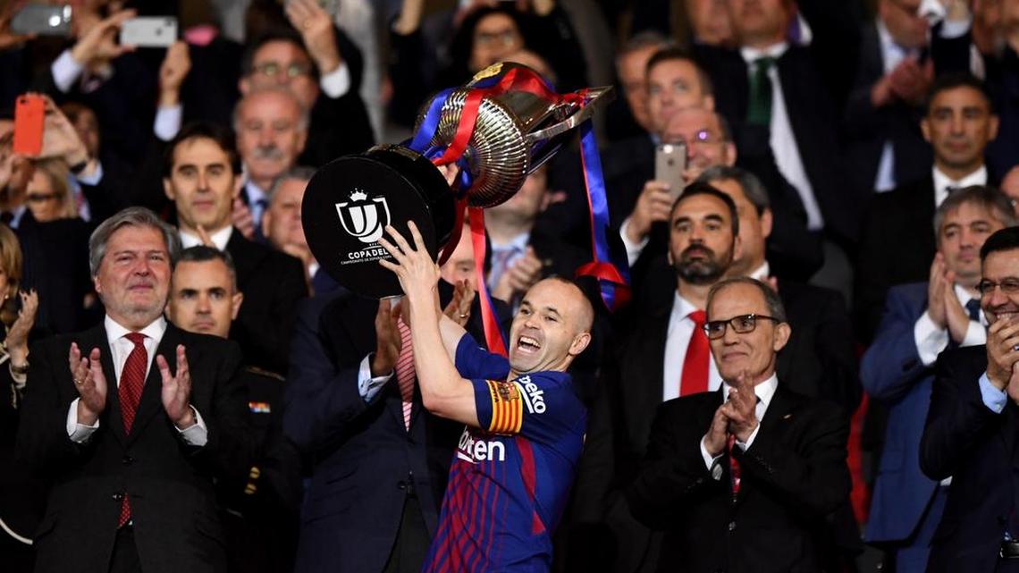 Andrés Iniesta levanta el trofeo de la Copa del Rey que ganó Barcelona al derrotar 5-0 al Sevilla, el 21 de abril de 2018 en Madrid.
