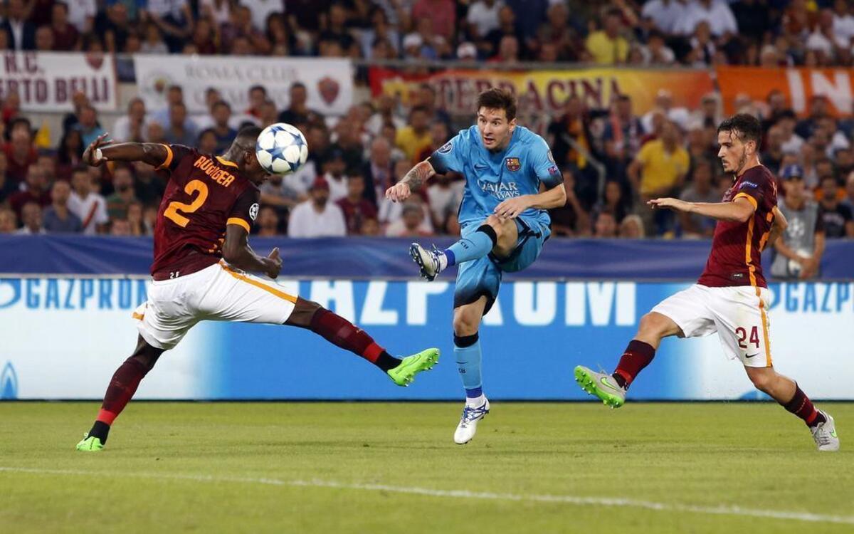 
Lionel Messi (centro) dispara a puerta ante la marca de Antonio Ruediger (izq.) y Alessandro Florenzi, en el partido entre Barcelona y la Roma en la Liga de Campeones, el 16 de septiembre del 2015.
