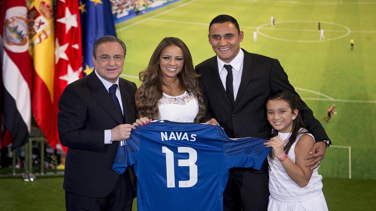 
El portero Keylor Navas, su esposa Andrea Salas, su hija Daniela y el presidente del Real Madrid Florentino Pérez (izq.) en la presentación del jugador en la sede del equipo español, el 5 de agosto del 2014. Andres Kudacki AP

