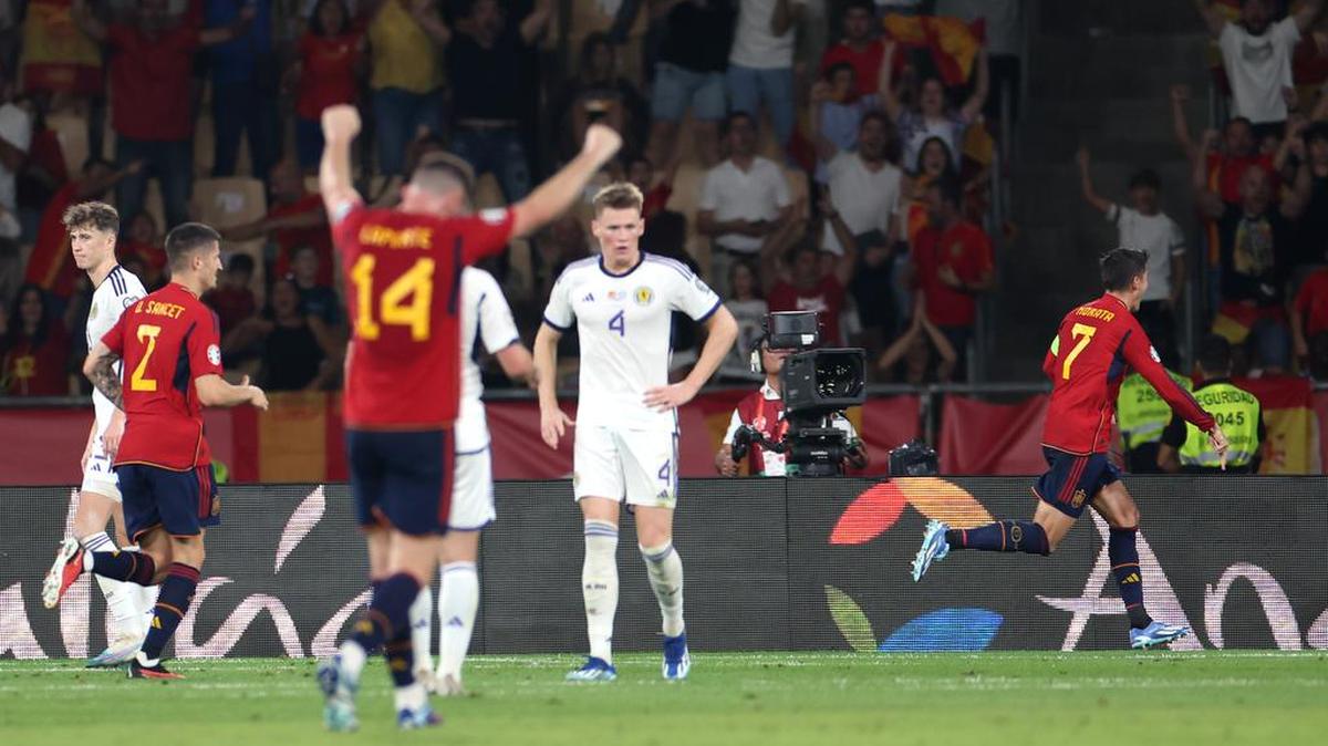 Álvaro Morata (der.) celebra tras marcar el primer gol para España en el triunfo 2-0 ante Escocia por el Grupo D de clasificación de la UEFA euro 2024 en el Estadio La Cartuja de Sevilla, España.