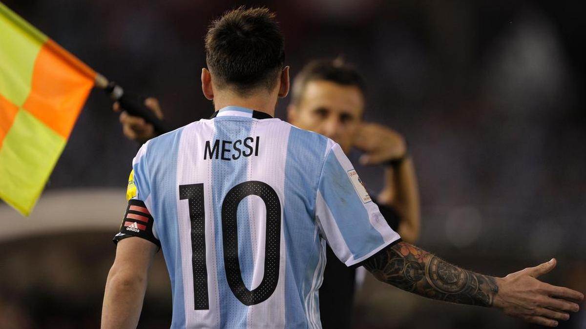 El delantero argentino Lionel Messi discute con el árbitro asistente, Emerson Augusto de Carvalho durante el partido de la Copa Mundial de la FIFA 2018 contra Chile, en el Estadio Monumental de Buenos Aires, el 23 de marzo de 2017.