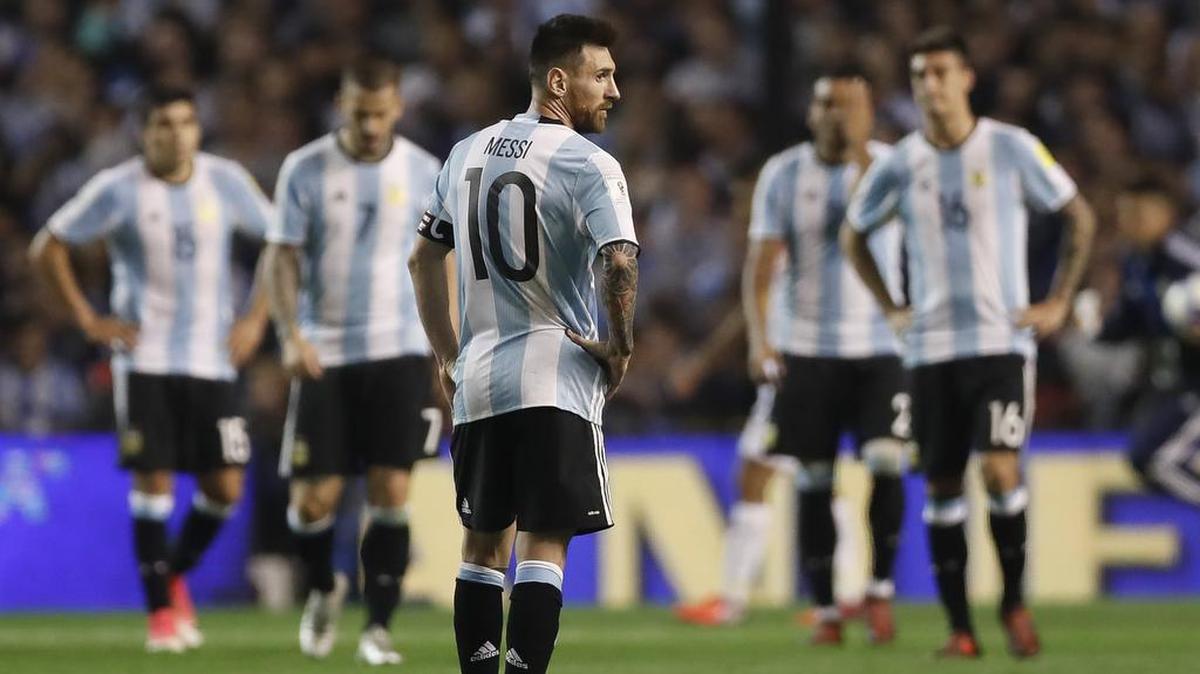 Lionel Messi (c) de Argentina espera en el campo hoy, jueves 5 de octubre del 2017, en un partido por las eliminatorias sudamericanas al Mundial de Rusia 2018 entre Argentina y Perú en el Estadio La Bombonera de Buenos Aires (Argentina).