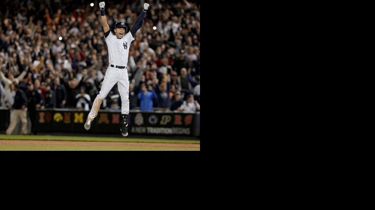 
Derek Jeter salta de alegría luego de conectar el hit de la victoria de los Yankees contra los Baltimore Orioles, en el noveno inning, la noche del jueves. Fue el último partido del toletero en Nueva York.
