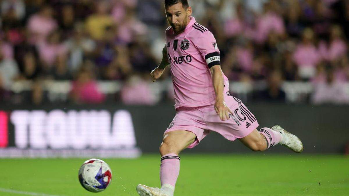 El delantero del Inter Miami Lionel Messi (10) dispara el balón contra la ciudad de Nueva York durante la primera mitad en el estadio DRV PNK. Crédito obligatorio: Sam Navarro-USA TODAY Deportes