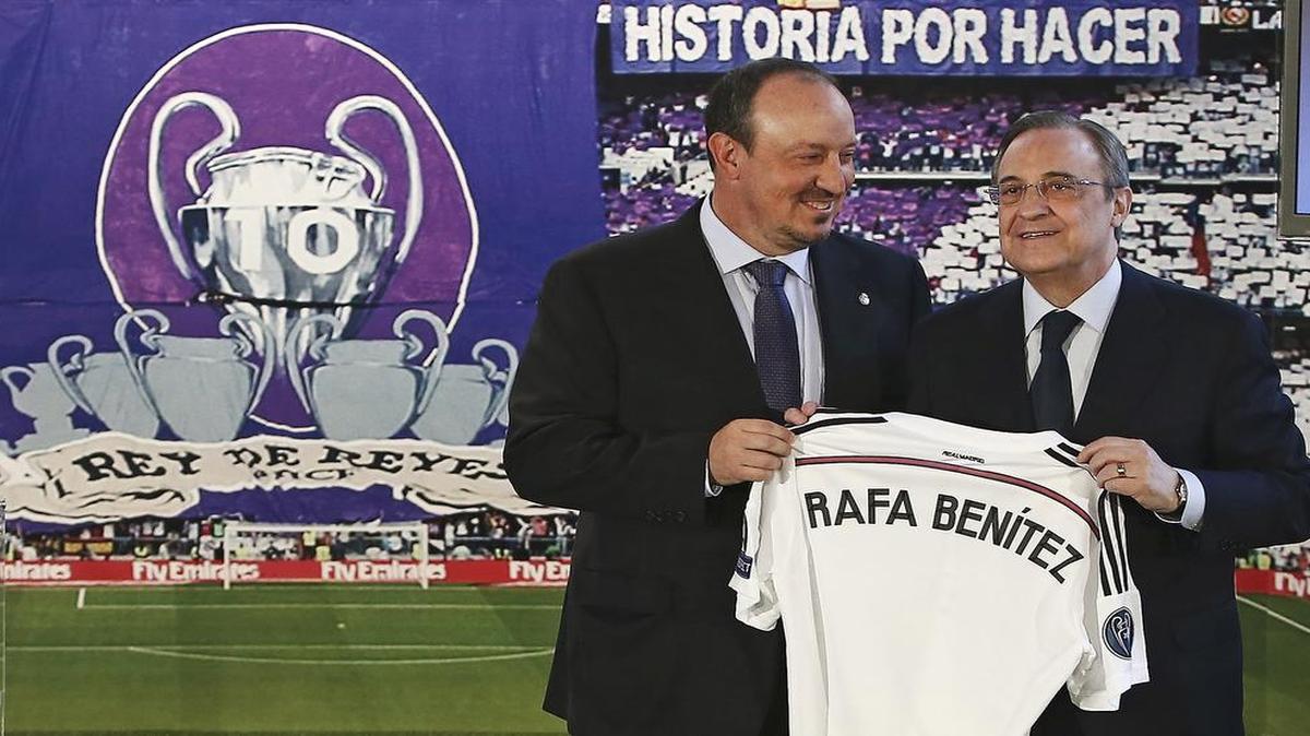 El entrenador del Real Madrid Rafael Benítez (izq.) y el presidente del equipo Florentino Pérez en la presentación oficial de Benítez como técnico del equipo merengue, el 3 de junio del 2015.