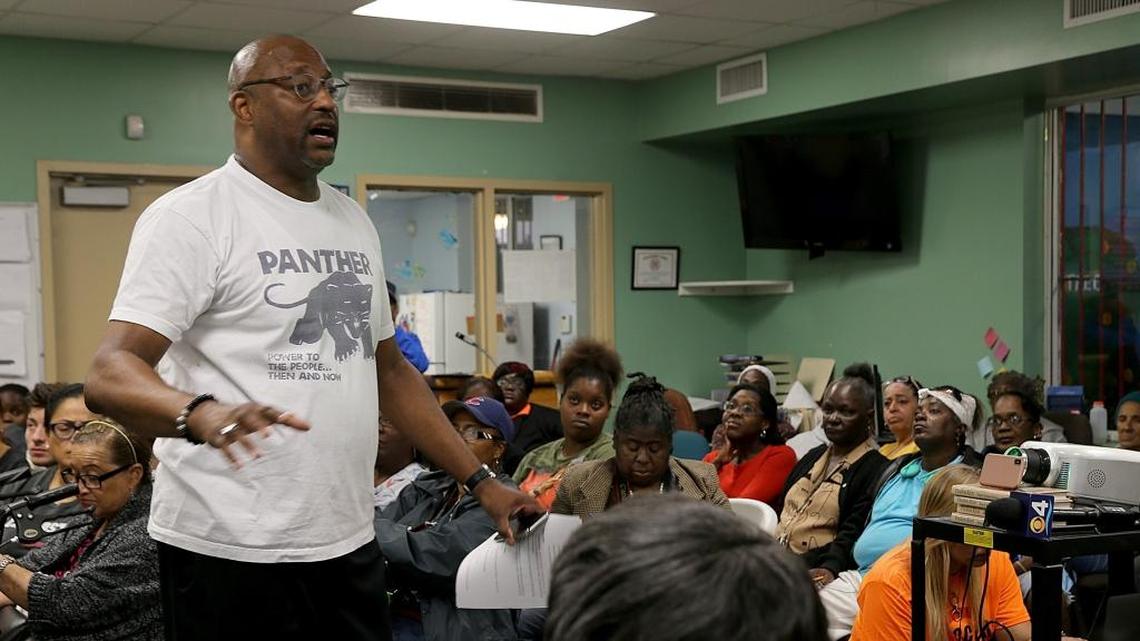 El obispo James Adams habla durante la reunión comunitaria de este jueves oponiéndose al estadio de fútbol de Miami en el Overtown.