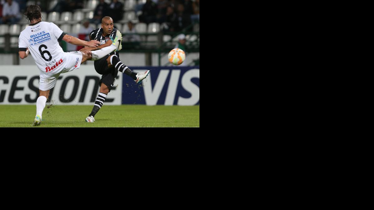 
El jugador del Corinthians Emerson dispara a puerta ante Leandro Díaz, de Once Caldas.


