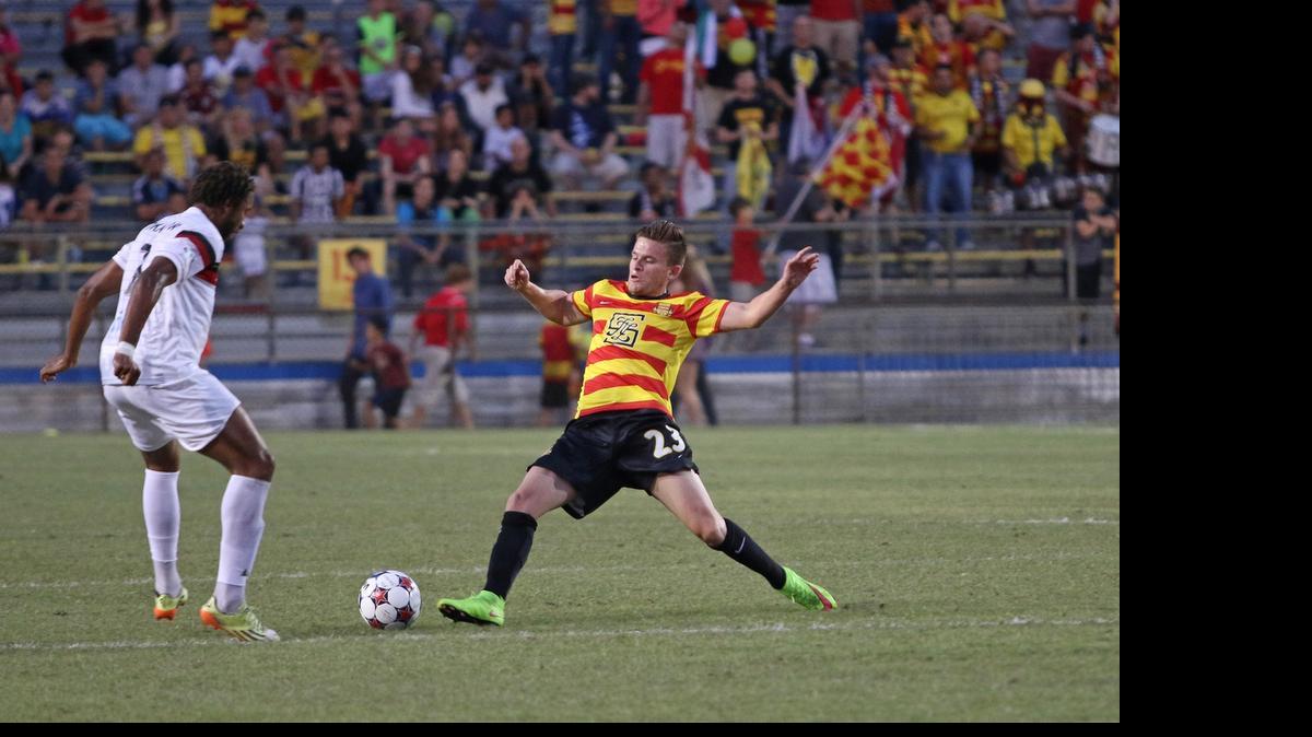 
Manny González (der.), de los Strikers, defiende la bola contra Jonathan Okafor, de los Silverbacks, el sábado.
