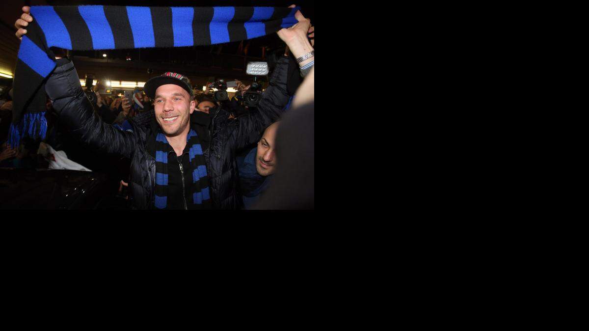 
El alemán Lukas Podolski muestra los colores del Inter al llegar a Milán, el viernes.
