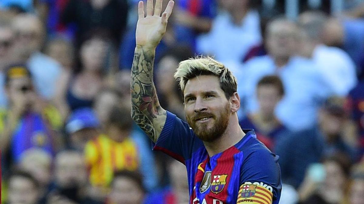 El astro argentino Lionel Messi saluda al público luego de anotar su gol, en el partido que el Barcelona disputó el sábado ante el Deportivo La Coruña en el Estadio Camp Nou.