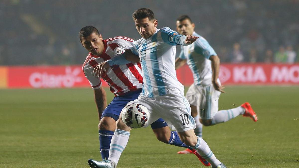 
El argentino Lionel Messi (der.) trata de escaparse de la marca del paraguayo Richard Ortiz, durante un partido de la Copa América, el 30 de junio del 2015.


